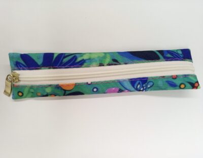 Lapicera larga - Flores azules fondo verde